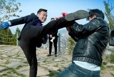 一脚撂倒老丈人爆料视频,网络爆红视频背后的惊人真相
